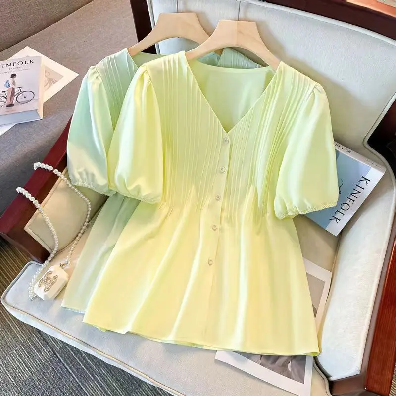 Elegant Soft Wind Pleated Bubble Sleeve Shirt Women Summer Design V Neck Short Sleeve Top Loose Fit French Style Casual Wear
Elegant Soft Wind Pleated Bubble Sleeve Shirt Women Summer Design V Neck Short Sleeve Top Loose Fit French Style Casual Wear