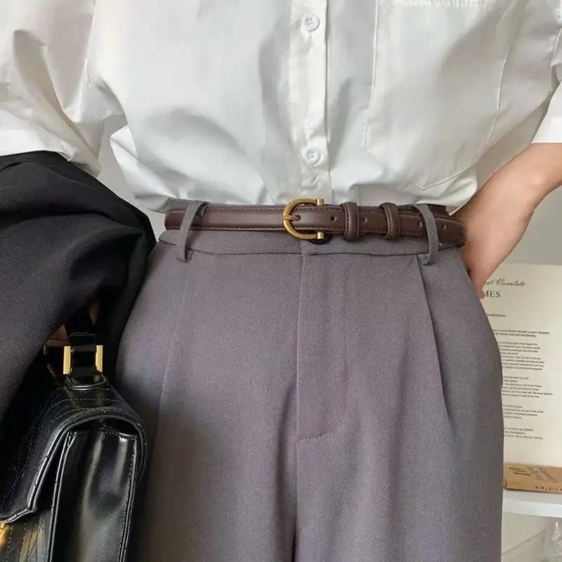 Женские джинсы с поясом, модель 2026 года, модные, простые и универсальные, с декоративными элементами, в сочетании с юбкой-костюмом черного цвета.
Женские джинсы с поясом, модель 2026 года, модные, простые и универсальные, с декоративными элементами, в сочетании с юбкой-костюмом черного цвета.