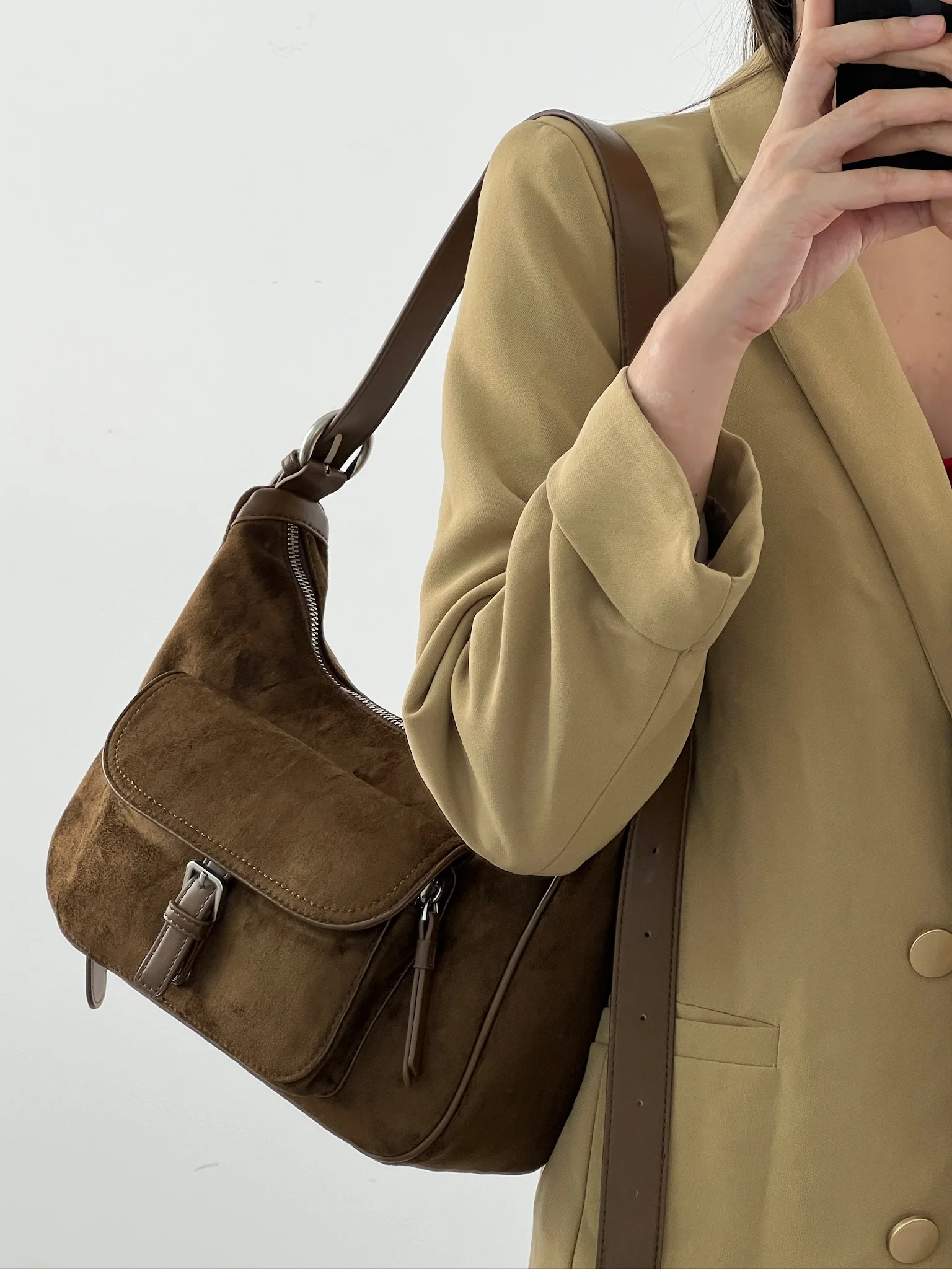 Женская замшевая сумка через плечо, элегантная женская сумка из мягкой кожи, модный модный аксессуар
Женская замшевая сумка через плечо, элегантная женская сумка из мягкой кожи, модный модный аксессуар