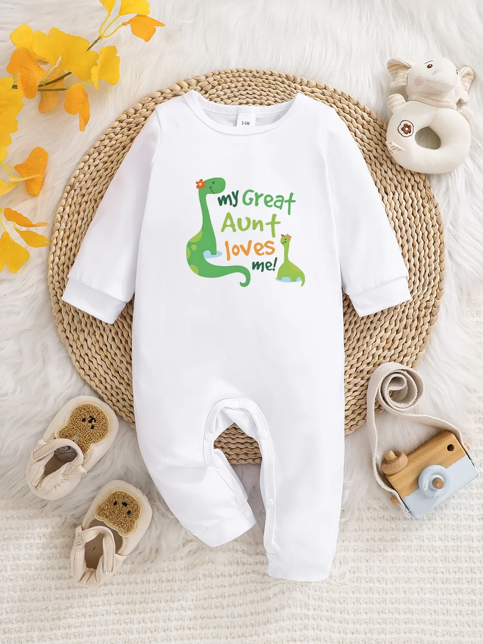 A baby long-sleeved onesie with interesting letter prints. It features a buttoned design for easy putting on and taking off, and
A baby long-sleeved onesie with interesting letter prints. It features a buttoned design for easy putting on and taking off, and