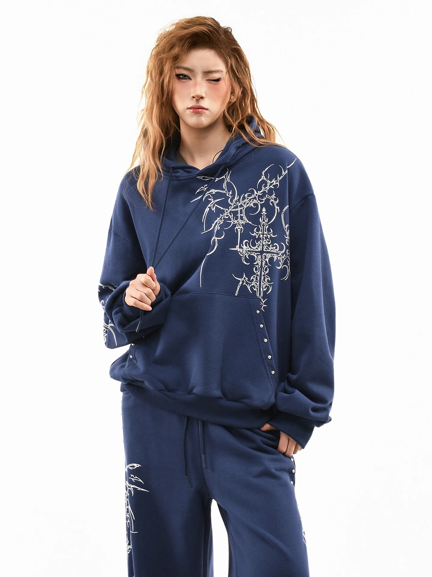 Оригинальная американская толстовка OV в стиле стритвир с заклепками, свободного кроя, спортивная повседневная верхняя одежда для женщин и мужчин, модная весенняя модель
Оригинальная американская толстовка OV в стиле стритвир с заклепками, свободного кроя, спортивная повседневная верхняя одежда для женщин и мужчин, модная весенняя модель