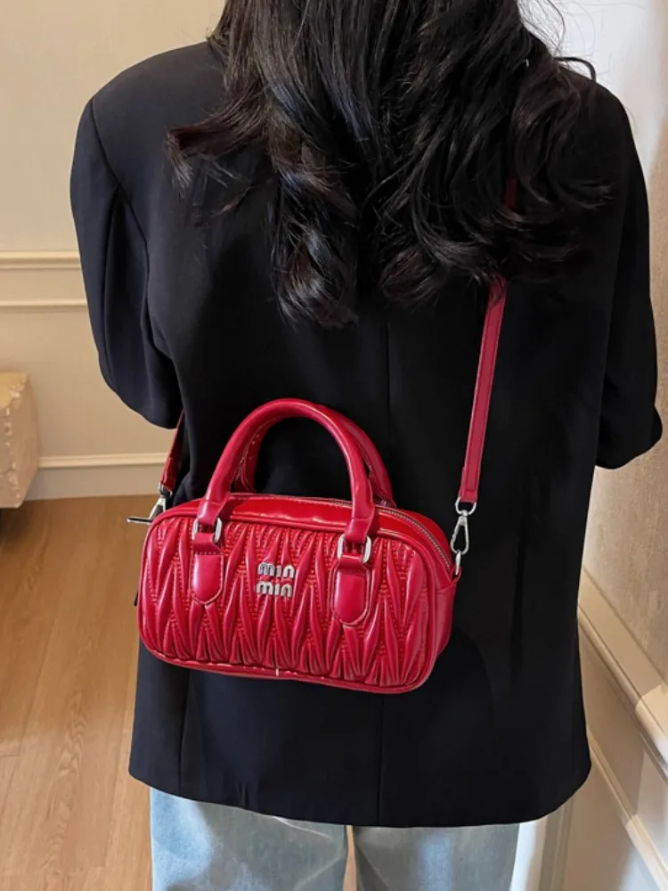 Роскошная дизайнерская универсальная маленькая сумка женская известного бренда 2025 модная портативная сумка для боулинга весенняя высококачественная трендовая сумка-мессенджер
Роскошная дизайнерская универсальная маленькая сумка женская известного бренда 2025 модная портативная сумка для боулинга весенняя высококачественная трендовая сумка-мессенджер