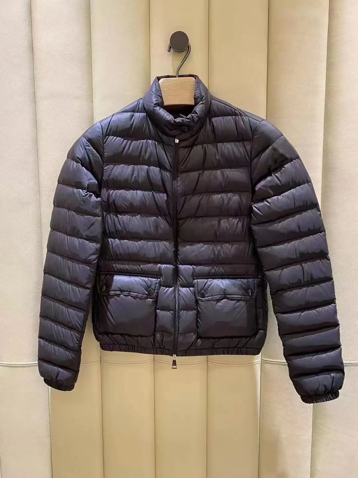 Легкая женская укороченная черная куртка-пуховик Slim Fit с воротником-стойкой, прочная, модная, осенне-зимняя, с высоким подолом
Легкая женская укороченная черная куртка-пуховик Slim Fit с воротником-стойкой, прочная, модная, осенне-зимняя, с высоким подолом