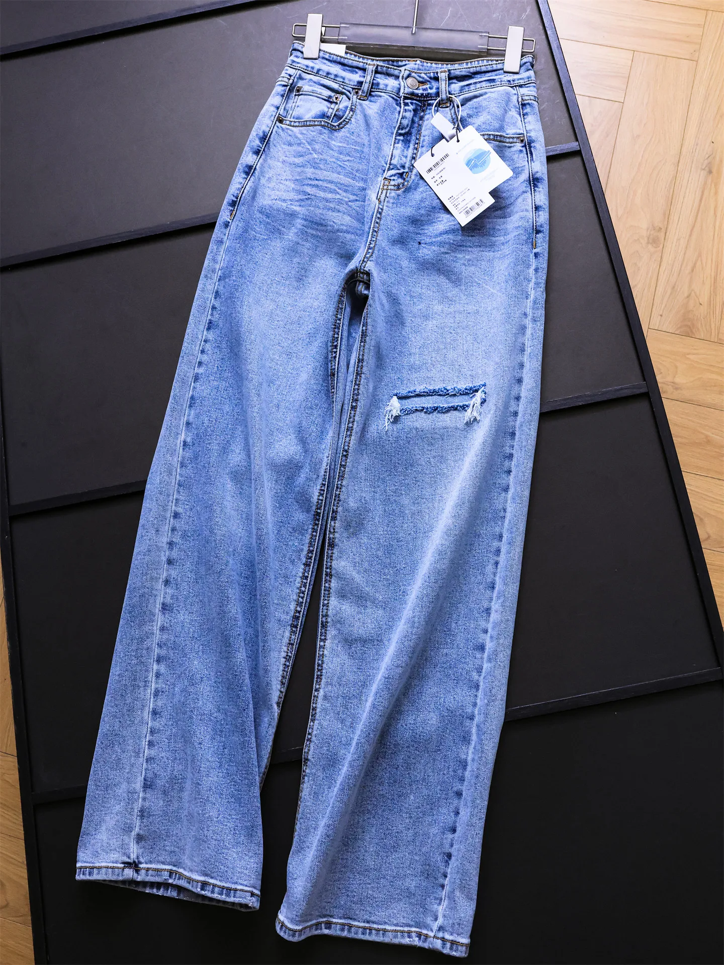 Blue High Waist Straight Leg Loose Fit Jeans Women's Casual Wear Cotton Denim Pants Torn Hole Design Versatile Wide Leg Jeans
Blue High Waist Straight Leg Loose Fit Jeans Women's Casual Wear Cotton Denim Pants Torn Hole Design Versatile Wide Leg Jeans