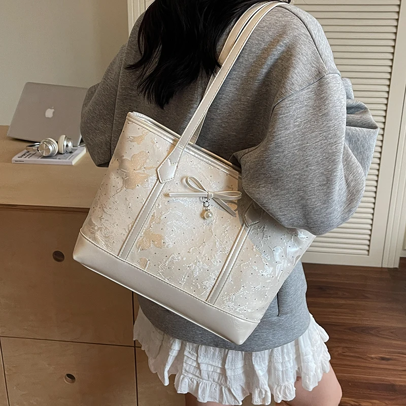 LEFTSIDE Retro Shopper Shopping Shoulder Bags for Women PU Leather Tote Bag 2025 Summer New Designer Bow Purses and Handbags
LEFTSIDE Retro Shopper Shopping Shoulder Bags for Women PU Leather Tote Bag 2025 Summer New Designer Bow Purses and Handbags