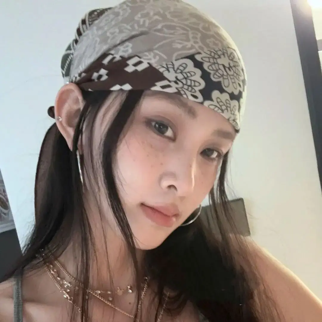 Y2K gyaru квадратный шарф аксессуары универсальная и элегантная накидка на голову для защиты от солнца шаль в стиле Wasteland 
Y2K gyaru квадратный шарф аксессуары универсальная и элегантная накидка на голову для защиты от солнца шаль в стиле Wasteland