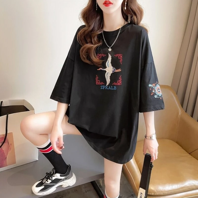 Chinese Style Crane Embroidery T-Shirt for Women Loose Fit Round Neck Mid Length Top Trendy Casual Streetwear
Chinese Style Crane Embroidery T-Shirt for Women Loose Fit Round Neck Mid Length Top Trendy Casual Streetwear