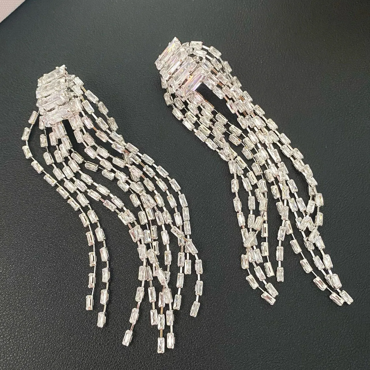 Новые ювелирные изделия и аксессуары, длинные серьги с кисточками и кристаллами в роскошном стиле для женских вечеринок и подарков
Новые ювелирные изделия и аксессуары, длинные серьги с кисточками и кристаллами в роскошном стиле для женских вечеринок и подарков