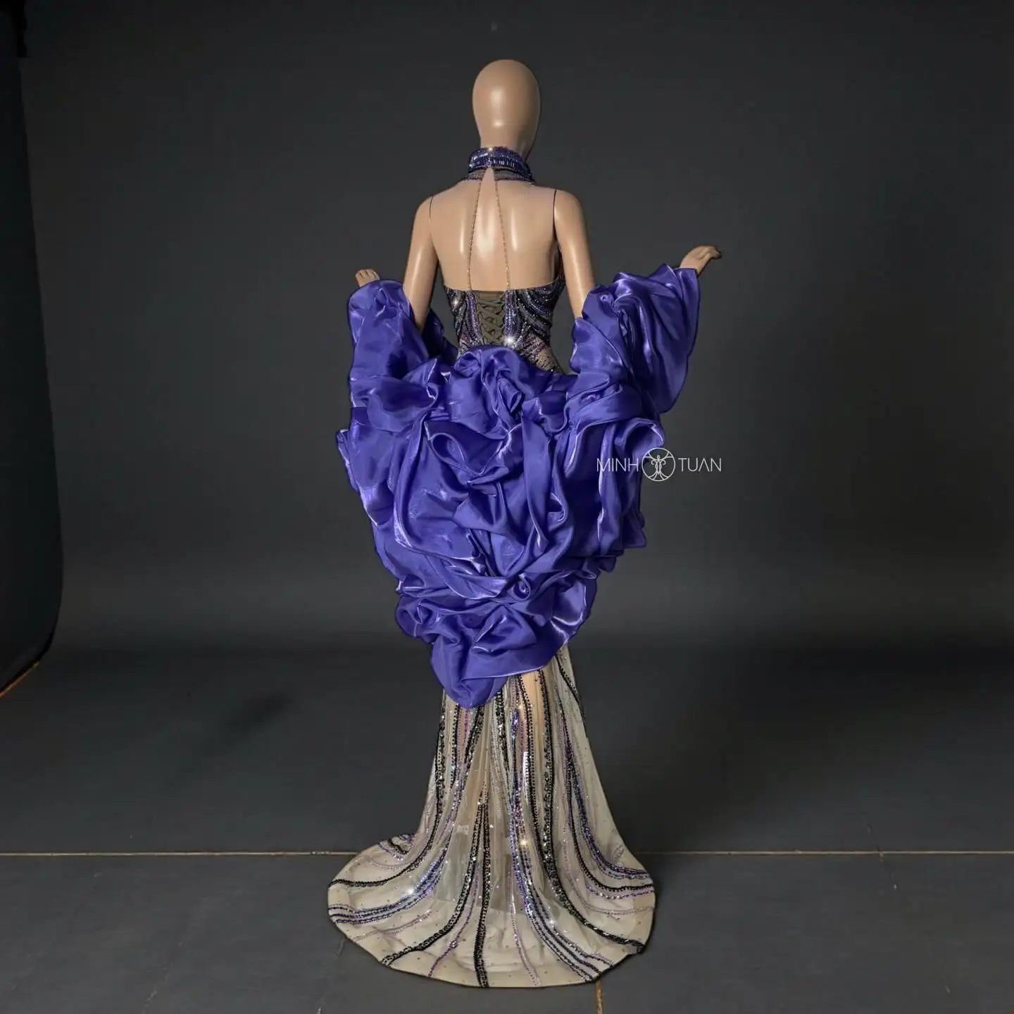 Elegant Royal Blue Satin Capes Oversized Ruffle Overlay Jacket – Luxury Wedding Prom Shawl – Red Carpet Evening Trending 2026
Elegant Royal Blue Satin Capes Oversized Ruffle Overlay Jacket – Luxury Wedding Prom Shawl – Red Carpet Evening Trending 2026