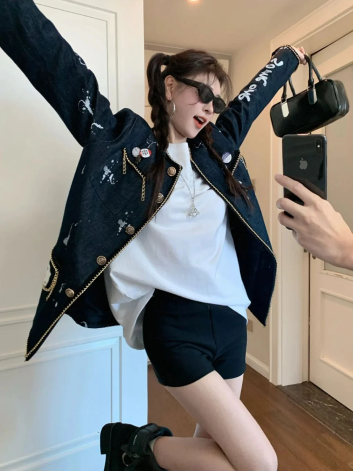 Retro Style Short Denim Jacket Fragrance Style Unique And Cool Spring Fashion Outerwear Pure Color Long Sleeve Zipper Closure
Retro Style Short Denim Jacket Fragrance Style Unique And Cool Spring Fashion Outerwear Pure Color Long Sleeve Zipper Closure