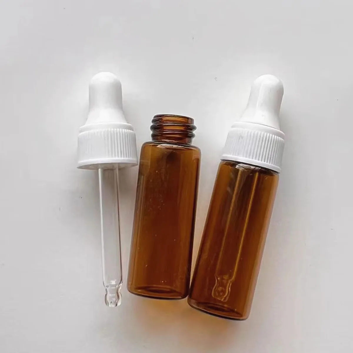 Янтарные бутылки объемом 600х5 мл с белыми крышками.
Янтарные бутылки объемом 600х5 мл с белыми крышками.