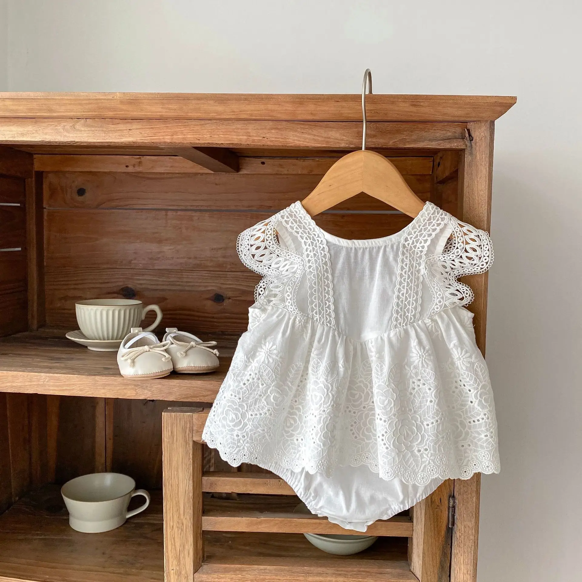 Summer new 0-3 year old baby clothing, fashionable lace hollow embroidery triangle jumpsuit for baby girls
Summer new 0-3 year old baby clothing, fashionable lace hollow embroidery triangle jumpsuit for baby girls