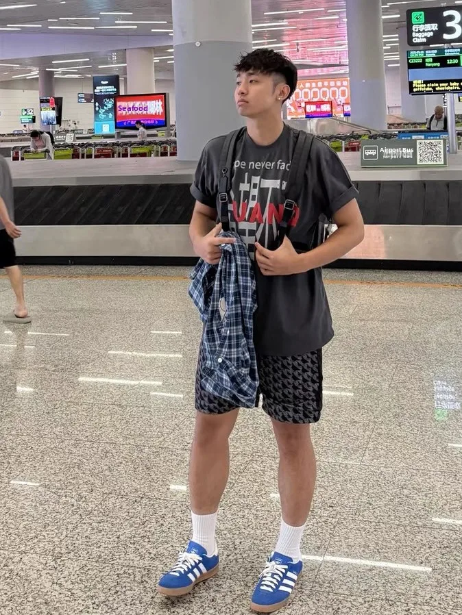 Мужские тренировочные рта с логотипом в американском стиле ретро, летние повседневные молодежные брюки с тонкими рукавами, однотонные брюки
Мужские тренировочные рта с логотипом в американском стиле ретро, летние повседневные молодежные брюки с тонкими рукавами, однотонные брюки