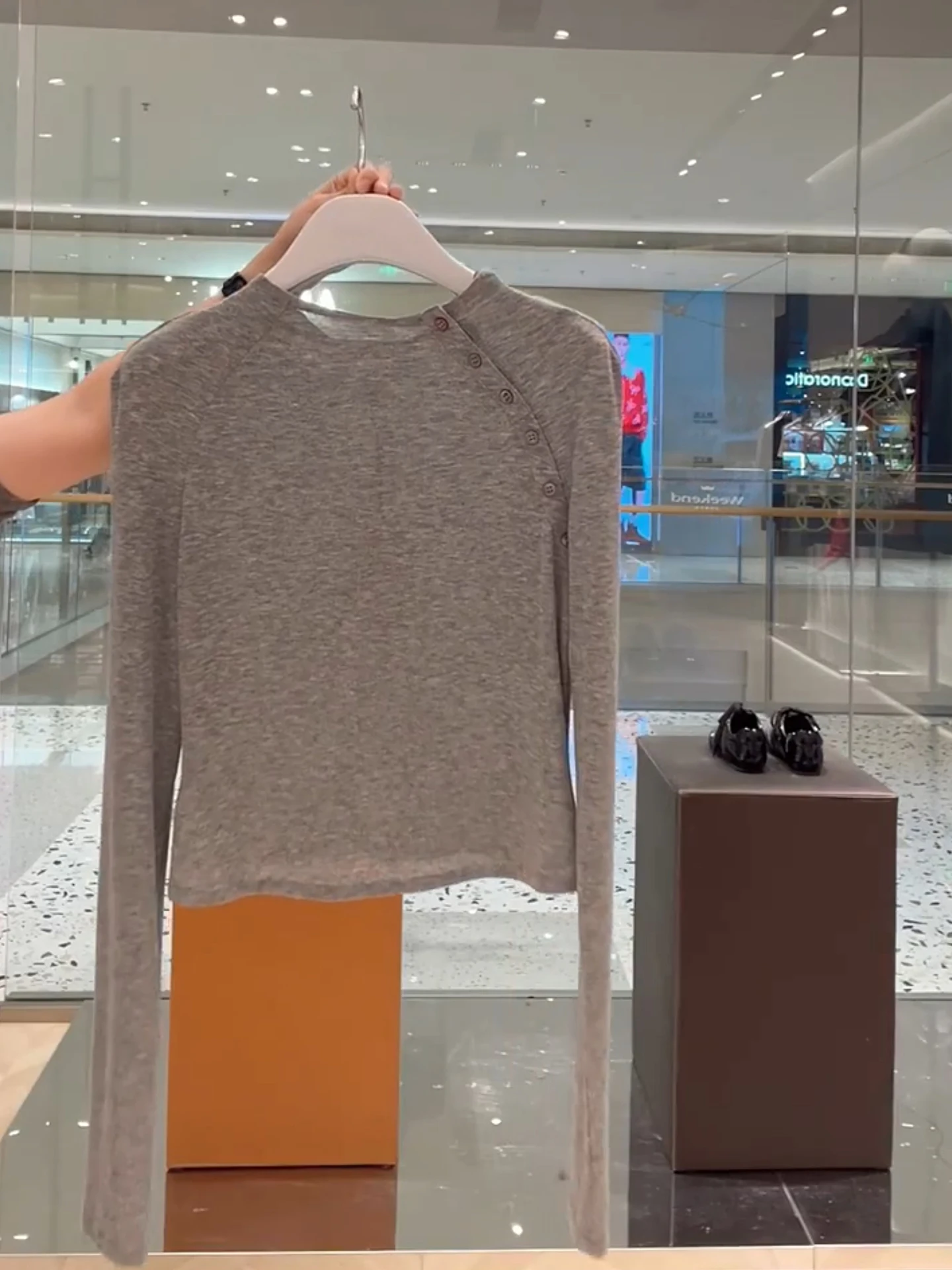 Soft Simple Grey Long Sleeve T-Shirt round Neck Base Shirt Spring Fashion Early Season Versatile Soft Fabric Diagonal Buckle ...
Soft Simple Grey Long Sleeve T-Shirt round Neck Base Shirt Spring Fashion Early Season Versatile Soft Fabric Diagonal Buckle ...