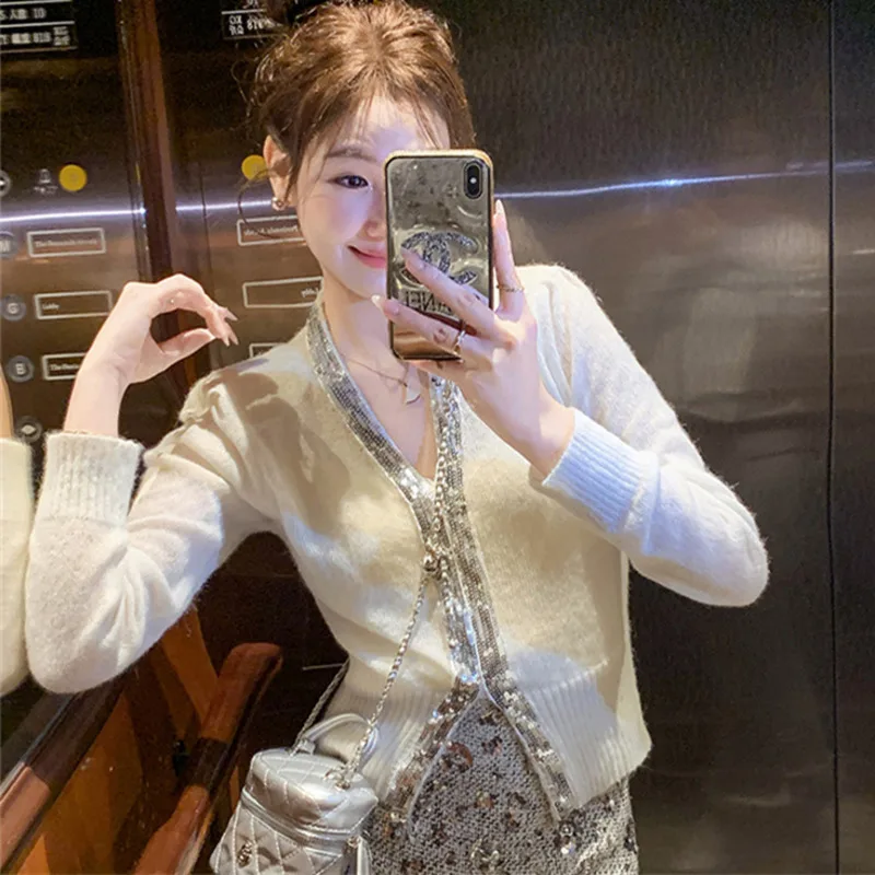 French Luxury Sequin Slim Pullover Knitted Sweater For Women Autumn New Fashion Casual Long Sleeve V-Neck Knitwear Pullover Tops
French Luxury Sequin Slim Pullover Knitted Sweater For Women Autumn New Fashion Casual Long Sleeve V-Neck Knitwear Pullover Tops