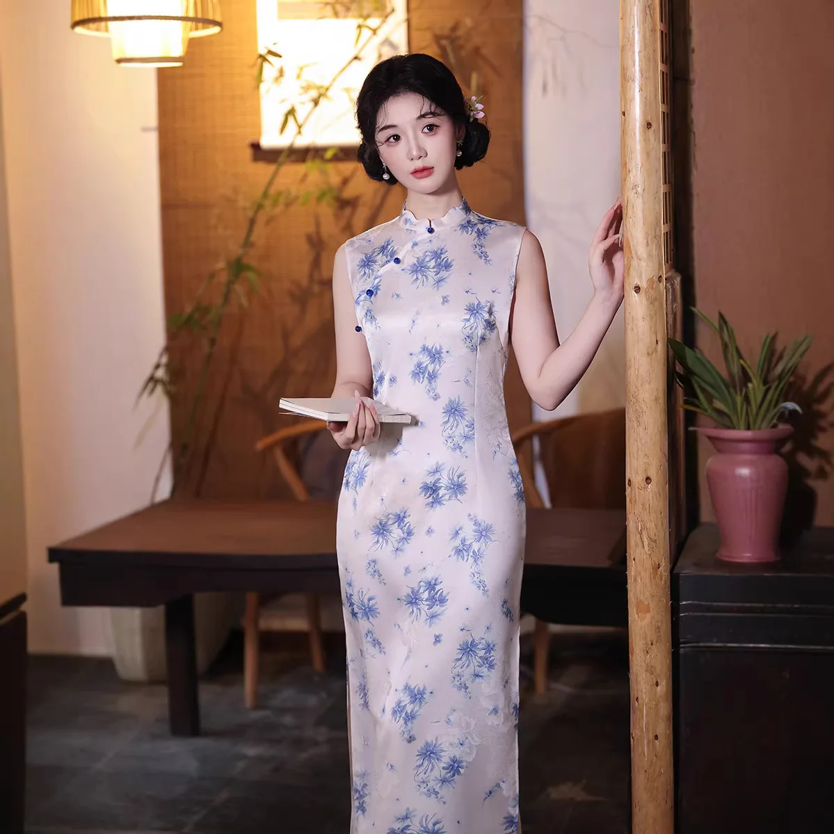 New Chinese Style Spring and Summer New Blue and White Qipao High-end Retro Temperament Stand Collar Sleeveless Qipao
New Chinese Style Spring and Summer New Blue and White Qipao High-end Retro Temperament Stand Collar Sleeveless Qipao
