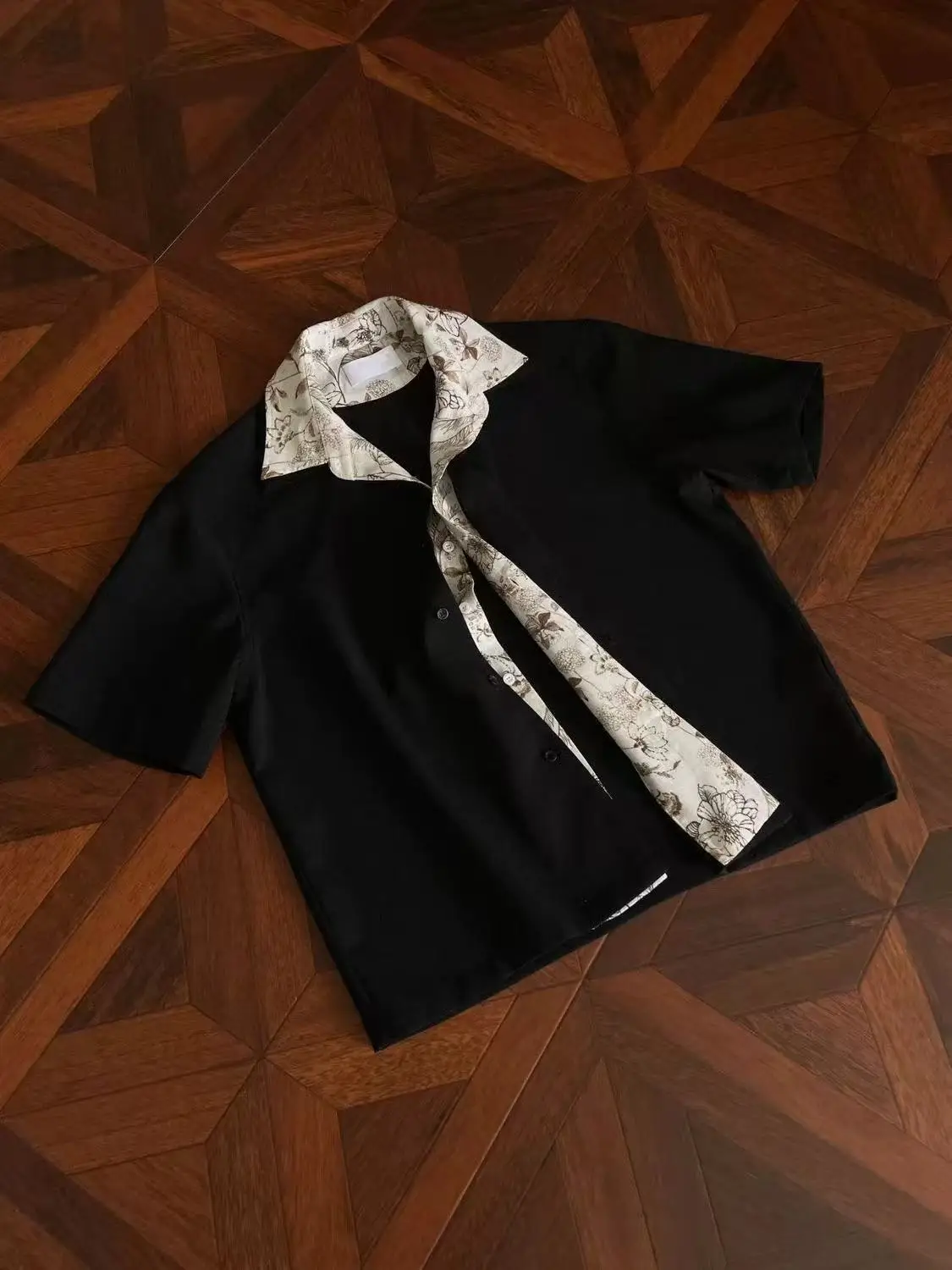 Льняная рубашка с цветочным воротником, повседневная, в стиле пэчворк, с коротким рукавом, летняя, дышащая, свободного кроя, мужская, модная, однотонная.
Льняная рубашка с цветочным воротником, повседневная, в стиле пэчворк, с коротким рукавом, летняя, дышащая, свободного кроя, мужская, модная, однотонная.