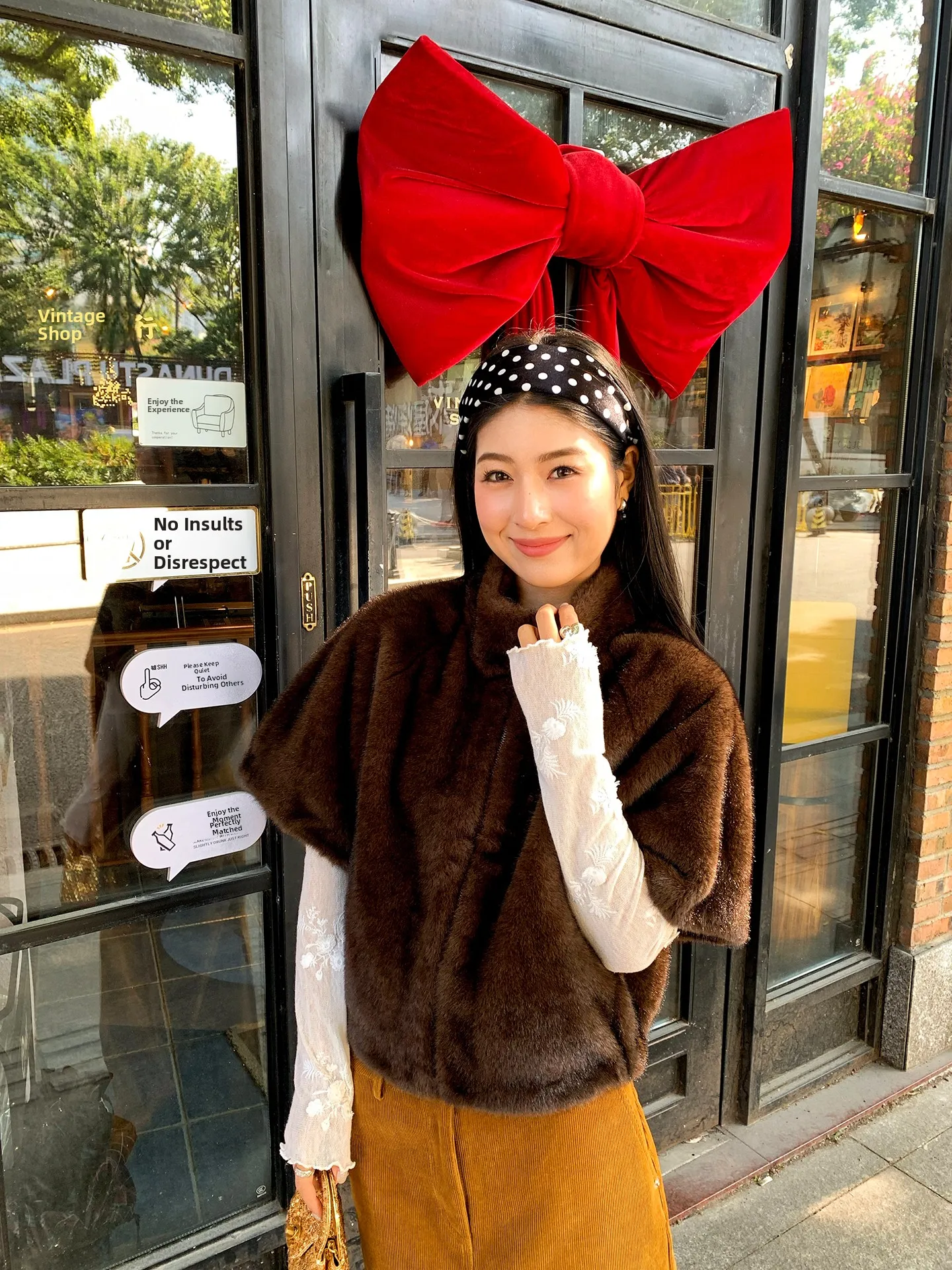 Eco-Friendly Fur Jacket Women's Short Sleeve Design Winter Warm Plush Outerwear Casual Style Straight Cut Thickened Body Fit
Eco-Friendly Fur Jacket Women's Short Sleeve Design Winter Warm Plush Outerwear Casual Style Straight Cut Thickened Body Fit