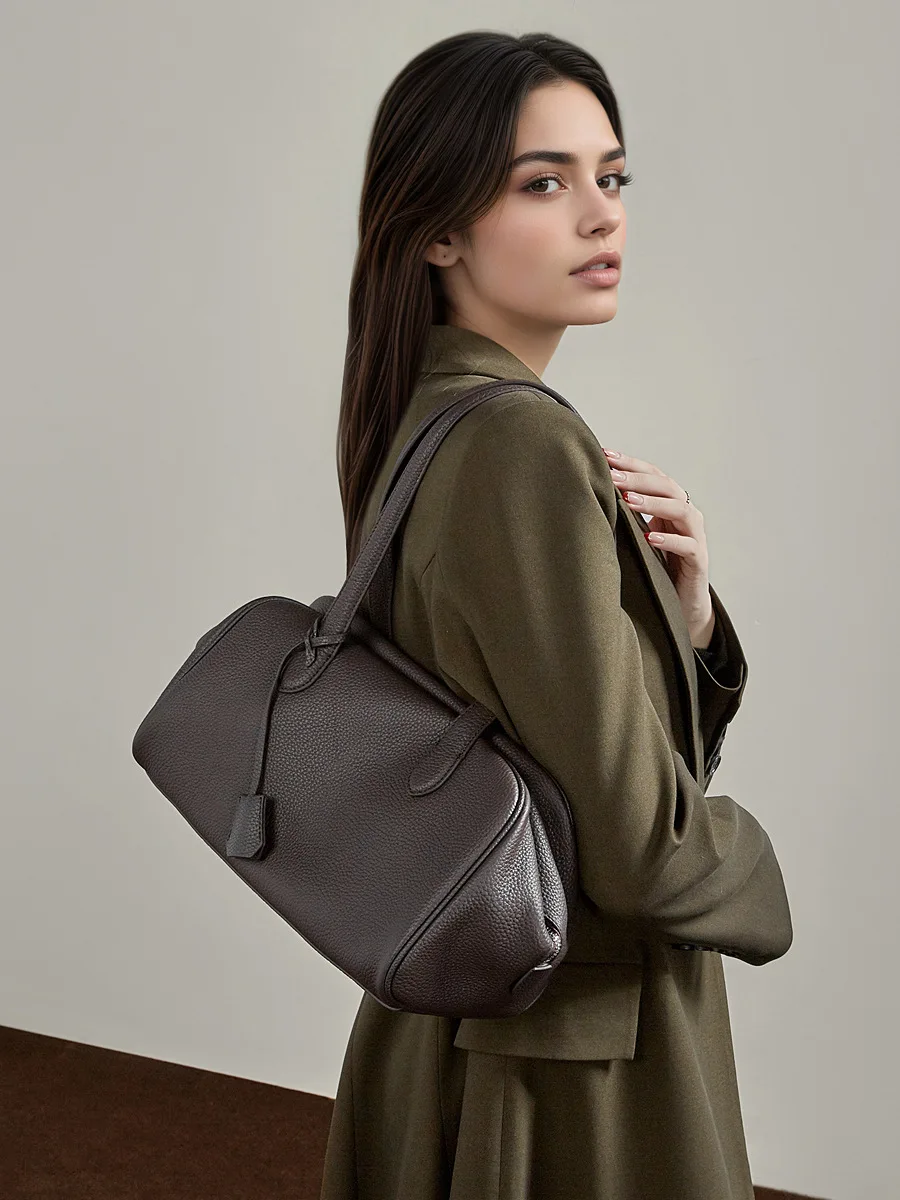 First-Layer Cowhide Tote Bag, Hobo Underarm Bag, Simple and Stylish Bucket Bag, Single Shoulder Crossbody Bag for Women, New Autumn and Winter Model
First-Layer Cowhide Tote Bag, Hobo Underarm Bag, Simple and Stylish Bucket Bag, Single Shoulder Crossbody Bag for Women, New Autumn and Winter Model