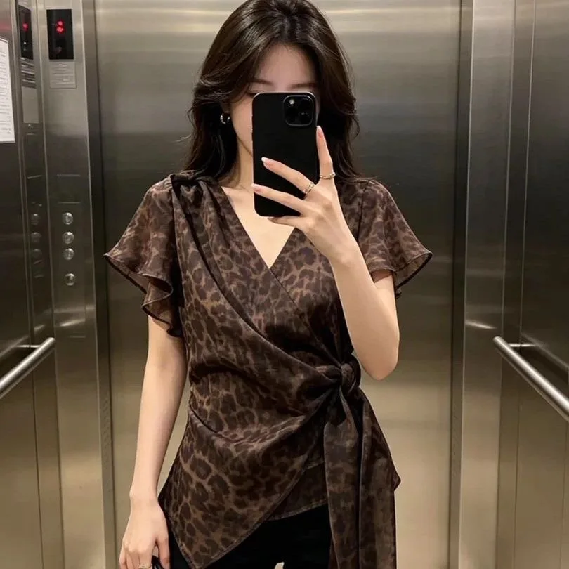Slim Fit Short Sleeve Shirt Leopard Print Knot Tie Design Fashionable Small Luxury Top Women's Business Casual V-neck Polyester
Slim Fit Short Sleeve Shirt Leopard Print Knot Tie Design Fashionable Small Luxury Top Women's Business Casual V-neck Polyester