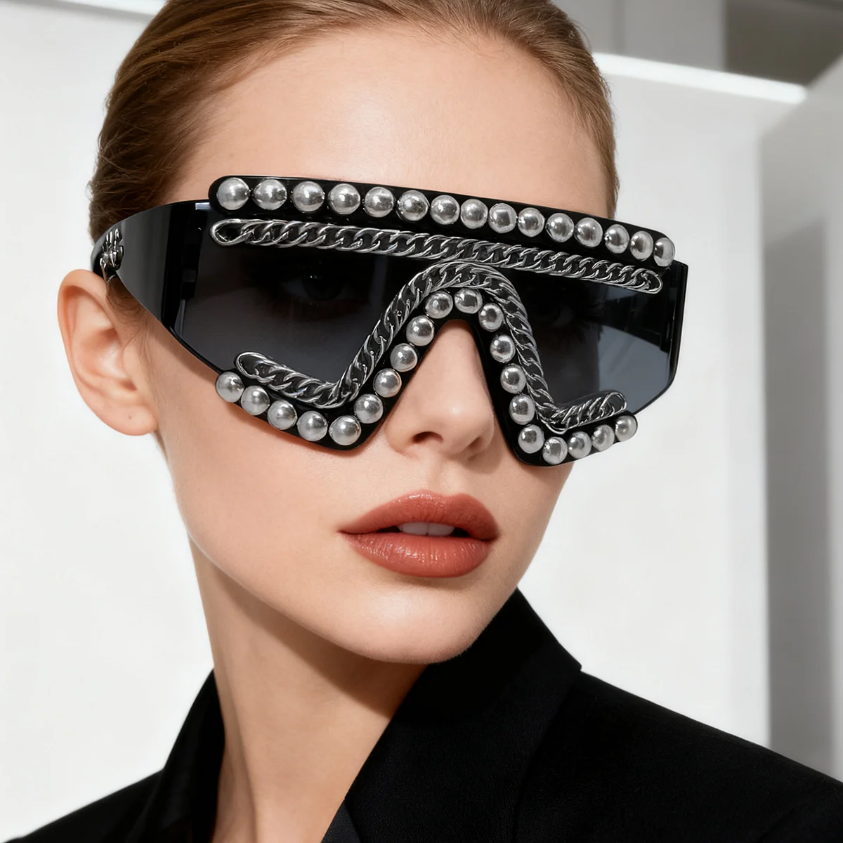 Цельные солнцезащитные очки в большой оправе в стиле панк с металлической застежкой-цепочкой для женщин и мужчин, уникальные солнцезащитные очки Treny с перегородкой для вечеринки
Цельные солнцезащитные очки в большой оправе в стиле панк с металлической застежкой-цепочкой для женщин и мужчин, уникальные солнцезащитные очки Treny с перегородкой для вечеринки