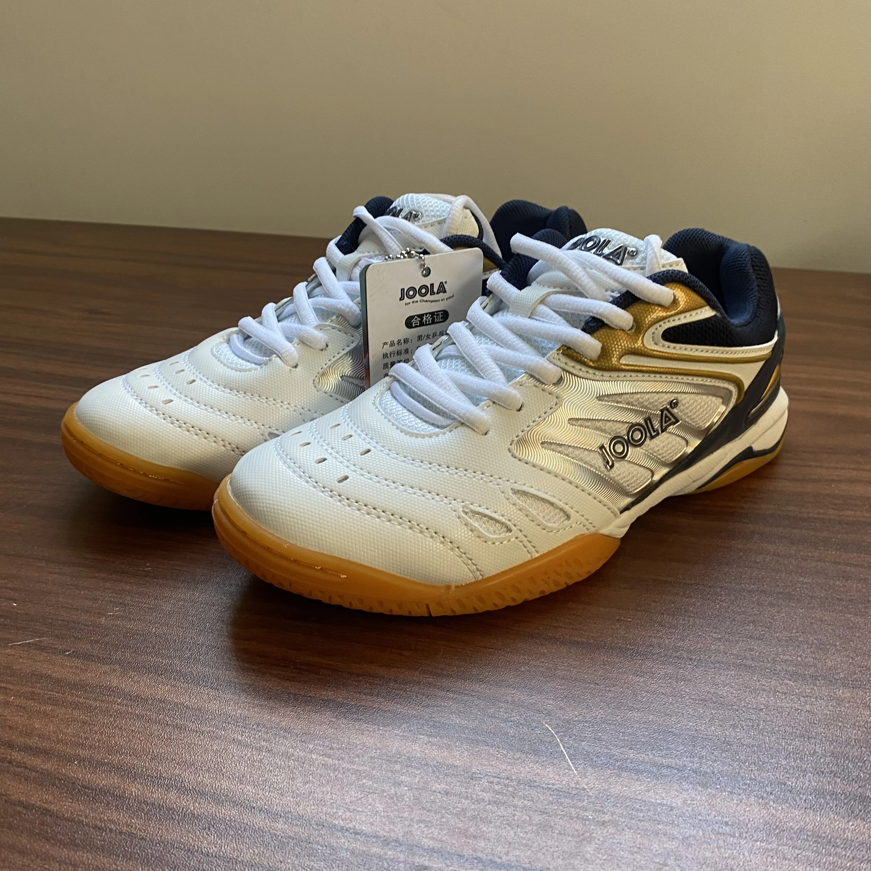 Outdoor high quality men's badminton shoes lightweight tennis shoes sports training lace-up unisex sneakers
Outdoor high quality men's badminton shoes lightweight tennis shoes sports training lace-up unisex sneakers