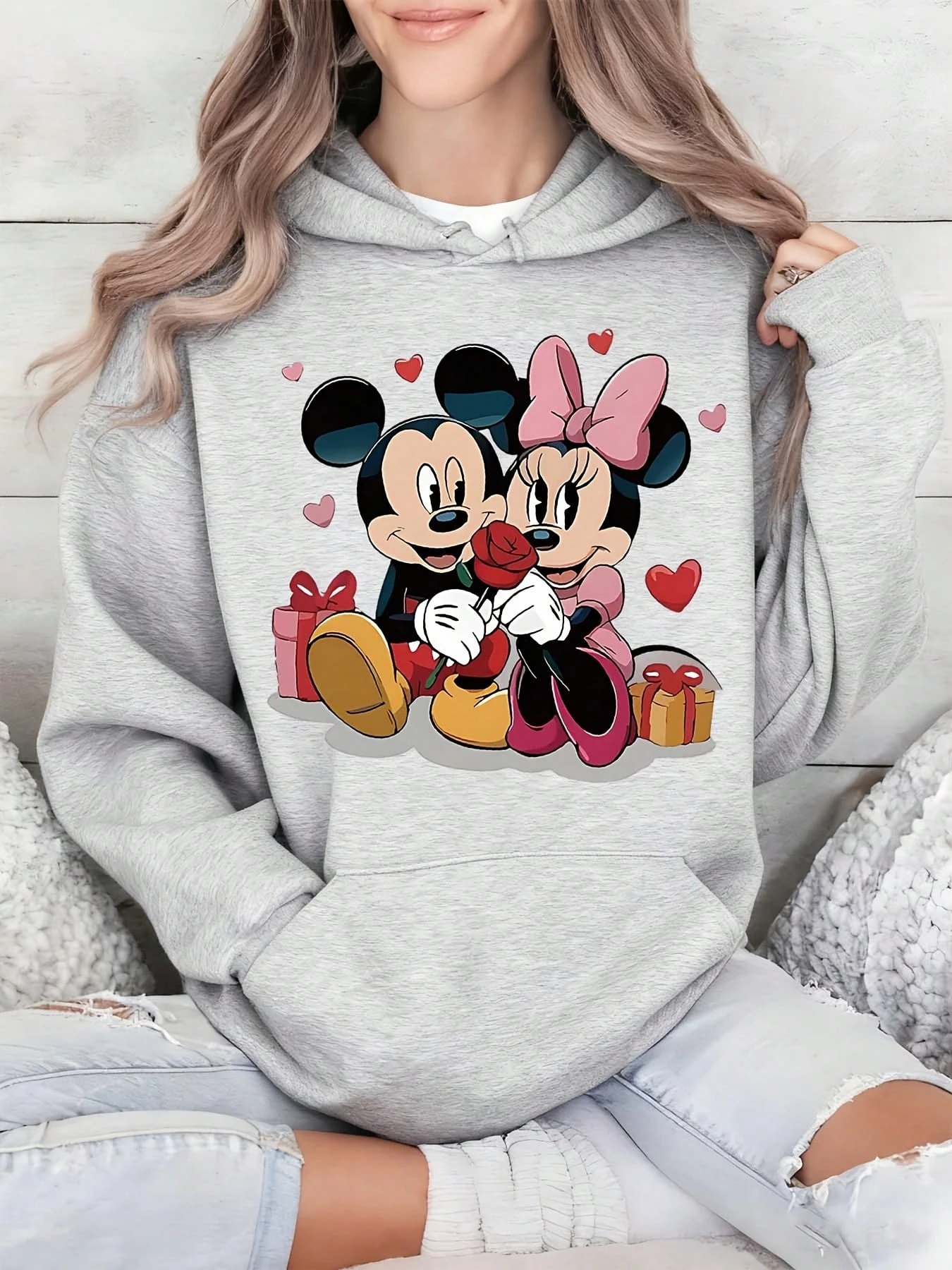 Женская хлопковая флисовая толстовка с капюшоном Disney с изображением Микки и Минни Маус, светло-серого цвета, с принтом красной розы, окружающейся сердцами, свободного кроя
Женская хлопковая флисовая толстовка с капюшоном Disney с изображением Микки и Минни Маус, светло-серого цвета, с принтом красной розы, окружающейся сердцами, свободного кроя