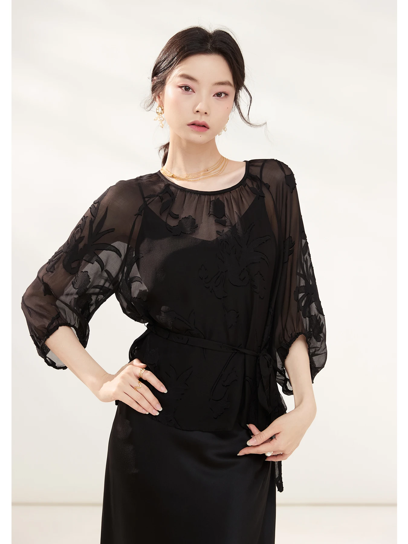 Ele Bla Silk irt Women's Loose Fit Button Detail Svel round Ne Embroidered Floral Pattern Commute Sle irt
Ele Bla Silk irt Women's Loose Fit Button Detail Svel round Ne Embroidered Floral Pattern Commute Sle irt