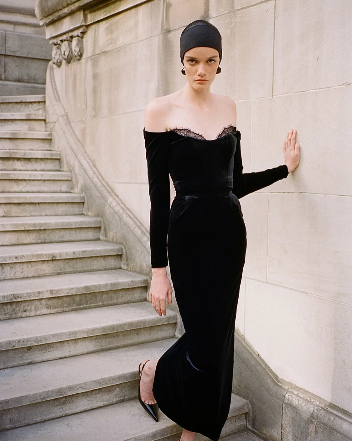 Sexy Off The Shoulder Long sleeve Package Hips Black Velvet Long Dress Elegant Woman Evening Party Dress Cocktail Party Outfit
Sexy Off The Shoulder Long sleeve Package Hips Black Velvet Long Dress Elegant Woman Evening Party Dress Cocktail Party Outfit