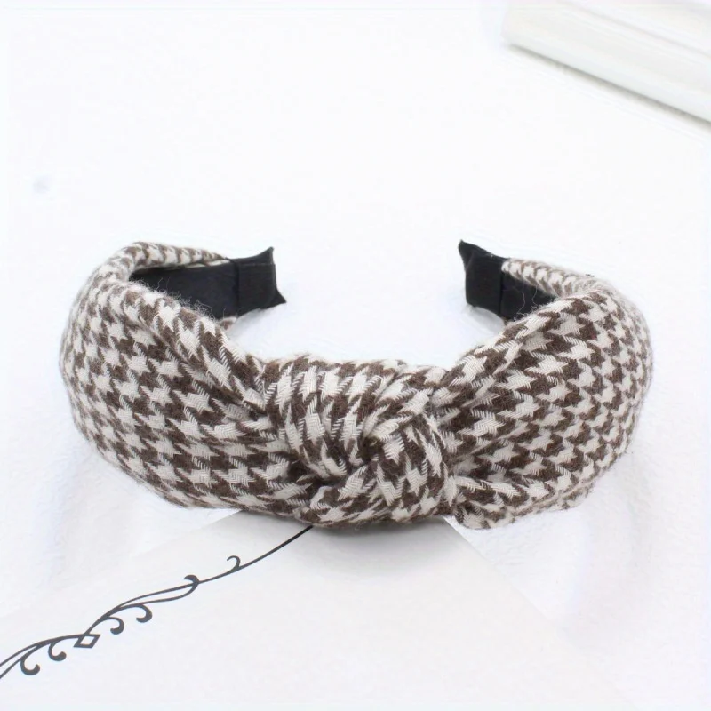 British Vintage Plaid Headband Houndstooth Wide Hair Accessory for WomenGirls Retro Elegant Hairpin for Formal Casual Wear
British Vintage Plaid Headband Houndstooth Wide Hair Accessory for WomenGirls Retro Elegant Hairpin for Formal Casual Wear