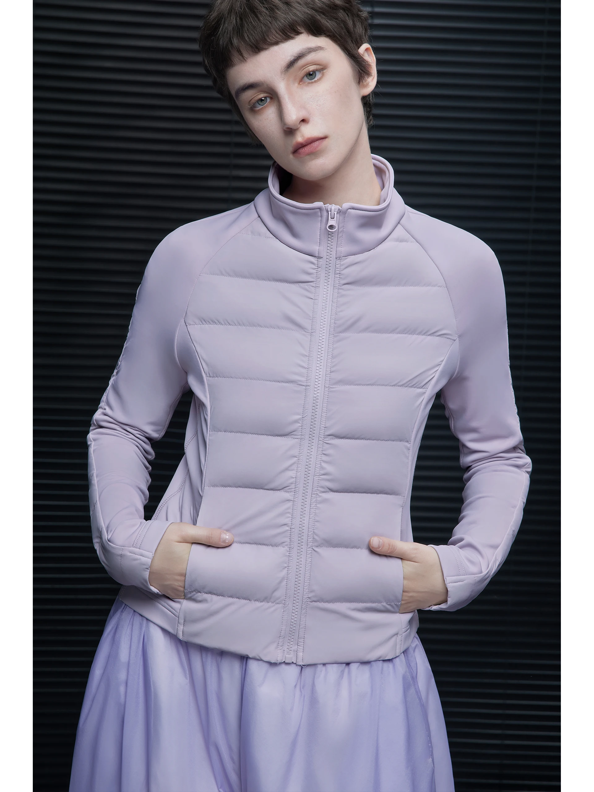 Легкая модная женская пуховая куртка Slim Fit с воротником-стойкой и фиолетовыми вставками, уличный стиль, новинка зимы 2025
Легкая модная женская пуховая куртка Slim Fit с воротником-стойкой и фиолетовыми вставками, уличный стиль, новинка зимы 2025