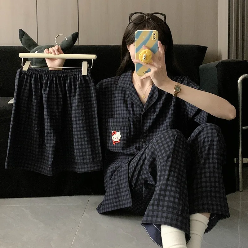 Summer new blue grid Hello Kitty pajamas women's short-sleeved trousers three-piece set cartoon sweet cute loungewear
Summer new blue grid Hello Kitty pajamas women's short-sleeved trousers three-piece set cartoon sweet cute loungewear