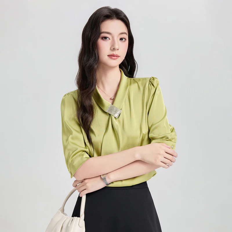 Green satin mid-sleeve women’s blouse with a flowing collar for summer 2026. Suitable for office wear and adding a touch of eleg
Green satin mid-sleeve women’s blouse with a flowing collar for summer 2026. Suitable for office wear and adding a touch of eleg