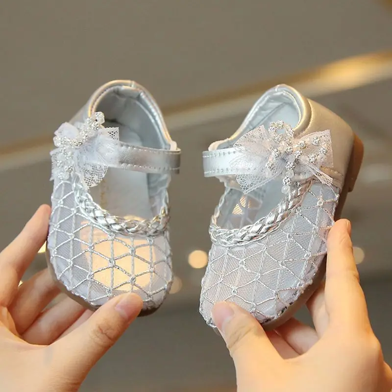 2026 Spring Summer Autumn New Girls Sandals Soft Sole Bowknot Princess Style Perforated Mesh Breathable Fashion
2026 Spring Summer Autumn New Girls Sandals Soft Sole Bowknot Princess Style Perforated Mesh Breathable Fashion