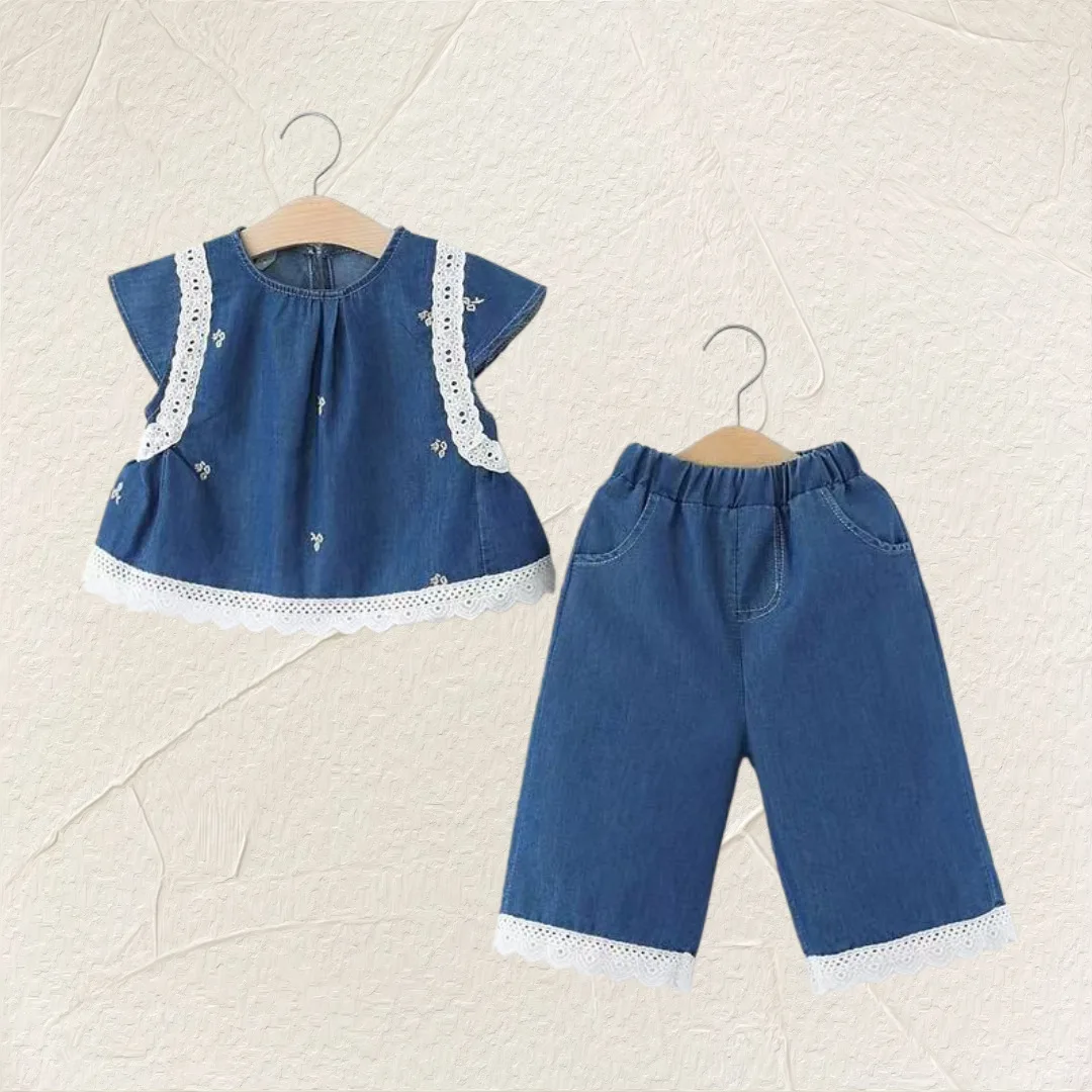 Летний комплект одежды для девочек, 2026, новый стильный корейский джинсовый топ с короткими рукавами для девочек, летние широкие брюки, юбка, комплект из двух предметов
Летний комплект одежды для девочек, 2026, новый стильный корейский джинсовый топ с короткими рукавами для девочек, летние широкие брюки, юбка, комплект из двух предметов