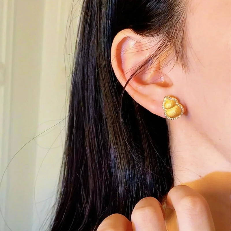 Light Luxury Minimalism Zircon Small Gold Gourd Stud Earrings For Women 24K Gold AU999, Understated and suitable for all looks
Light Luxury Minimalism Zircon Small Gold Gourd Stud Earrings For Women 24K Gold AU999, Understated and suitable for all looks