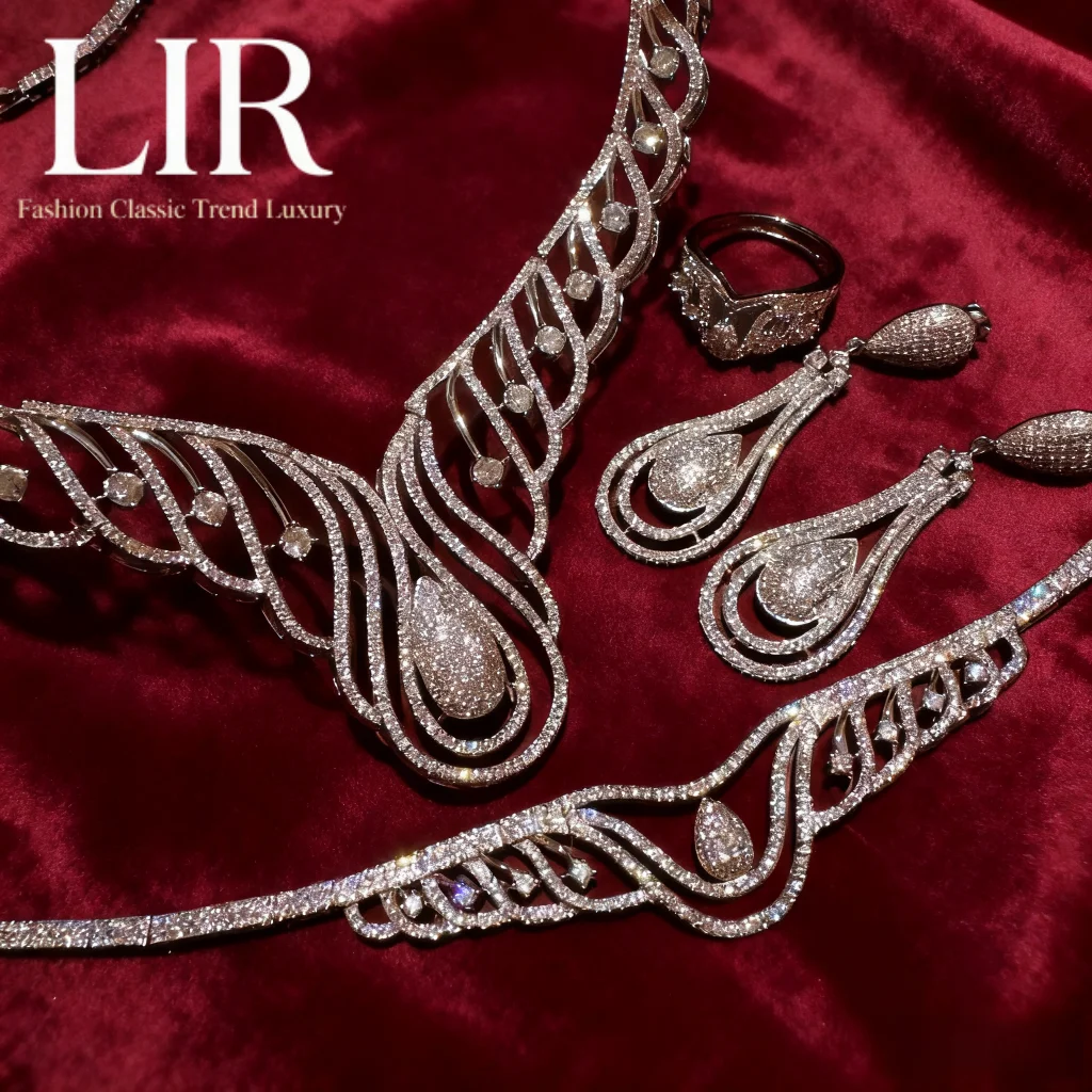 Женский комплект ювелирных изделий на заказ LIR: колье с драгоценными камнями из павлиньих перьев австрийского двора, браслет с цирконом в форме капли, серьги и кольцо
Женский комплект ювелирных изделий на заказ LIR: колье с драгоценными камнями из павлиньих перьев австрийского двора, браслет с цирконом в форме капли, серьги и кольцо