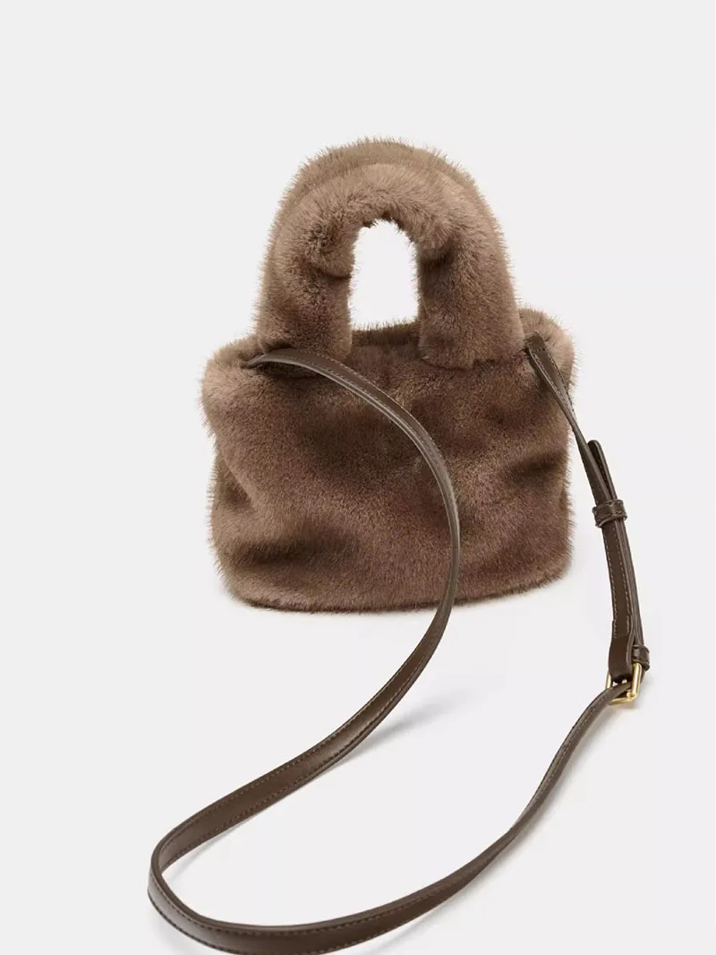 Faux Fur Ladies Casual Tote Fashion Winter Women Bucket Bag Shoulder Bags Luxury Design Female Clutch Purse Handbags Bolsa
Faux Fur Ladies Casual Tote Fashion Winter Women Bucket Bag Shoulder Bags Luxury Design Female Clutch Purse Handbags Bolsa
