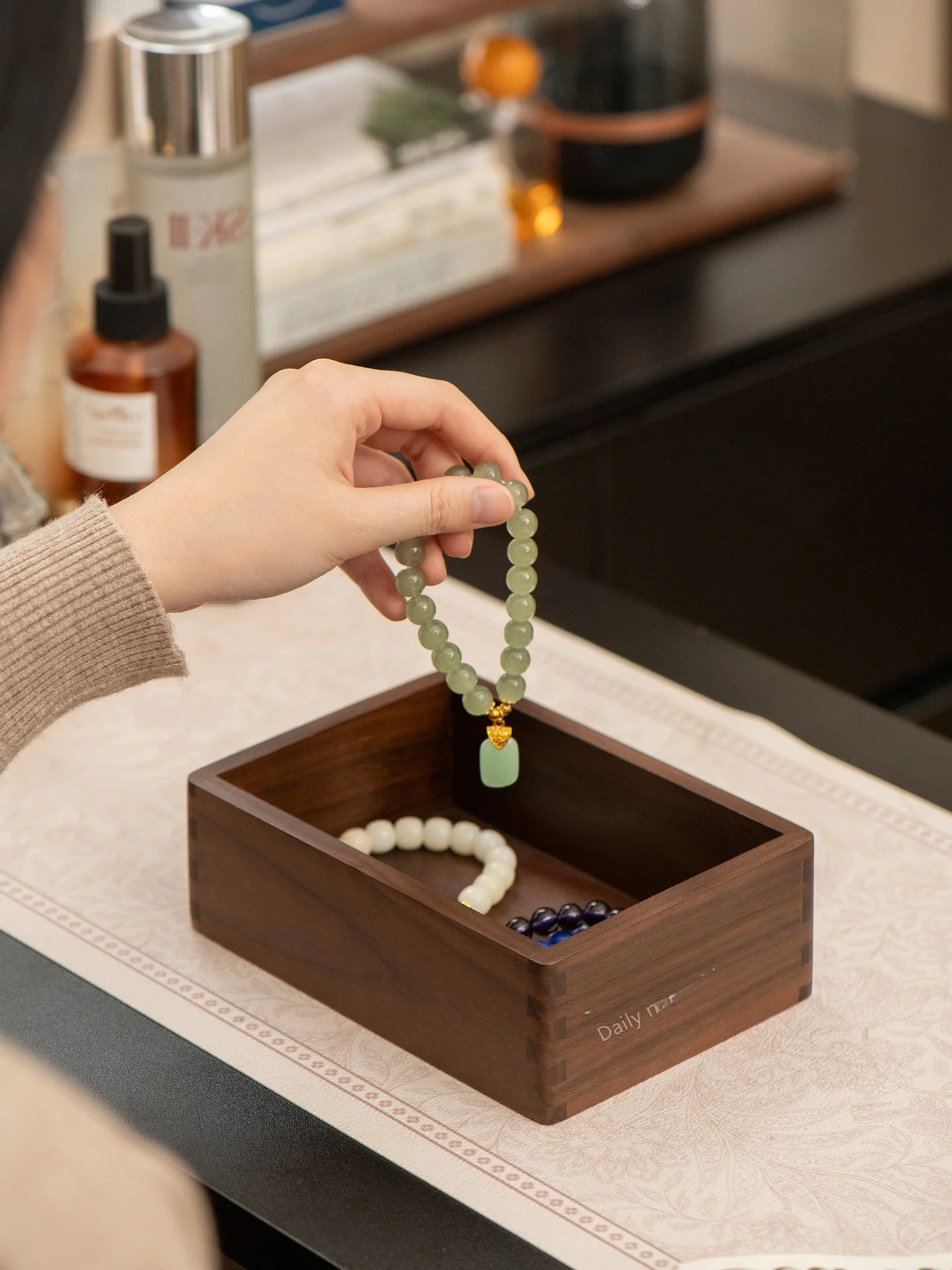 Большая деревянная коробка для хранения в винтажном стиле, шкатулка для украшений, контейнер для кристаллов с функцией размагничивания, для бусин и нефритовых аксессуаров
Большая деревянная коробка для хранения в винтажном стиле, шкатулка для украшений, контейнер для кристаллов с функцией размагничивания, для бусин и нефритовых аксессуаров