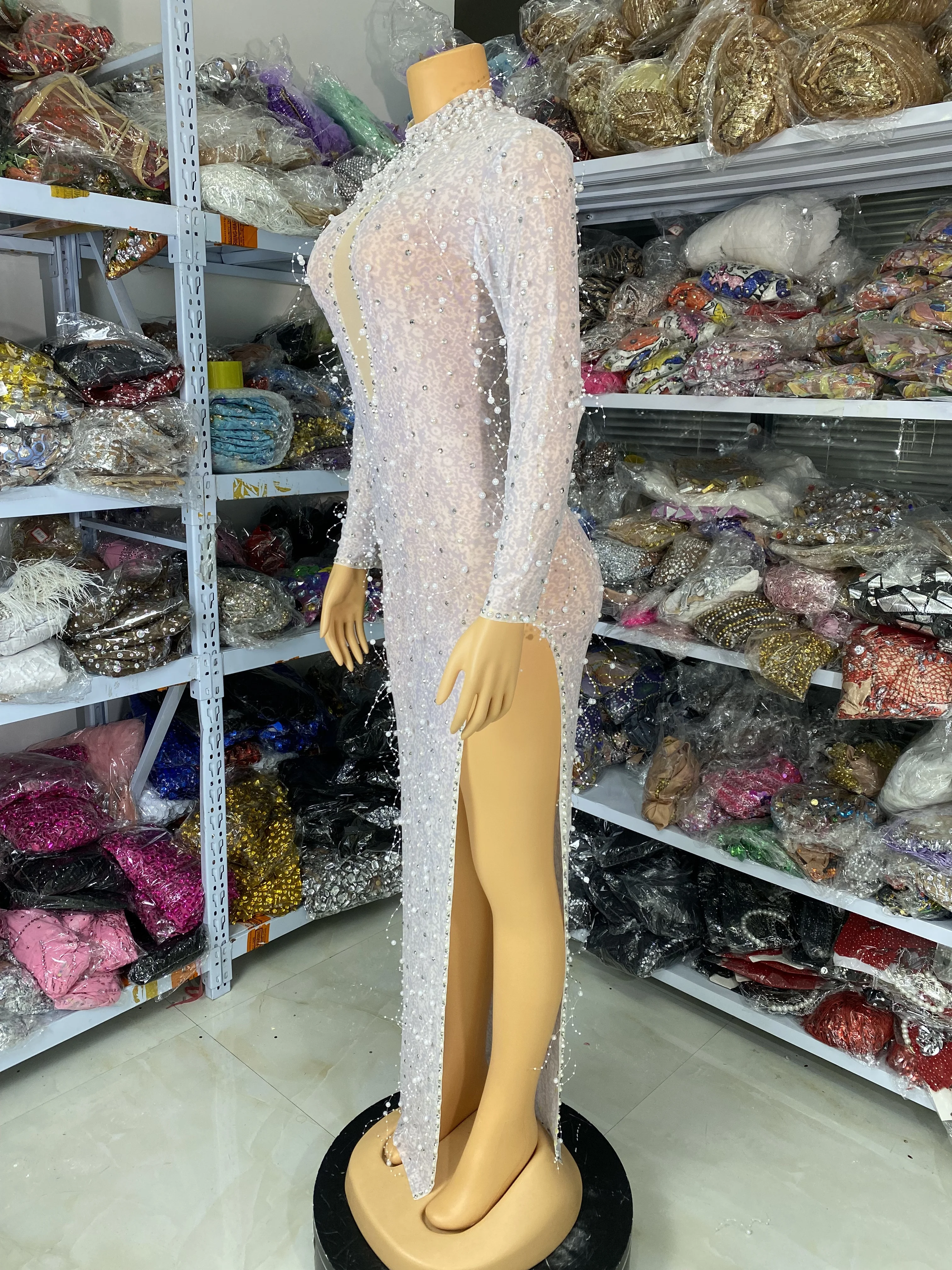 Women Luxury Prom Gowns White Pearls Rhinestones Mesh Long Sleeve Open Leg Maxi Long Celebrity Evening Club Party Stage Costumes
Women Luxury Prom Gowns White Pearls Rhinestones Mesh Long Sleeve Open Leg Maxi Long Celebrity Evening Club Party Stage Costumes