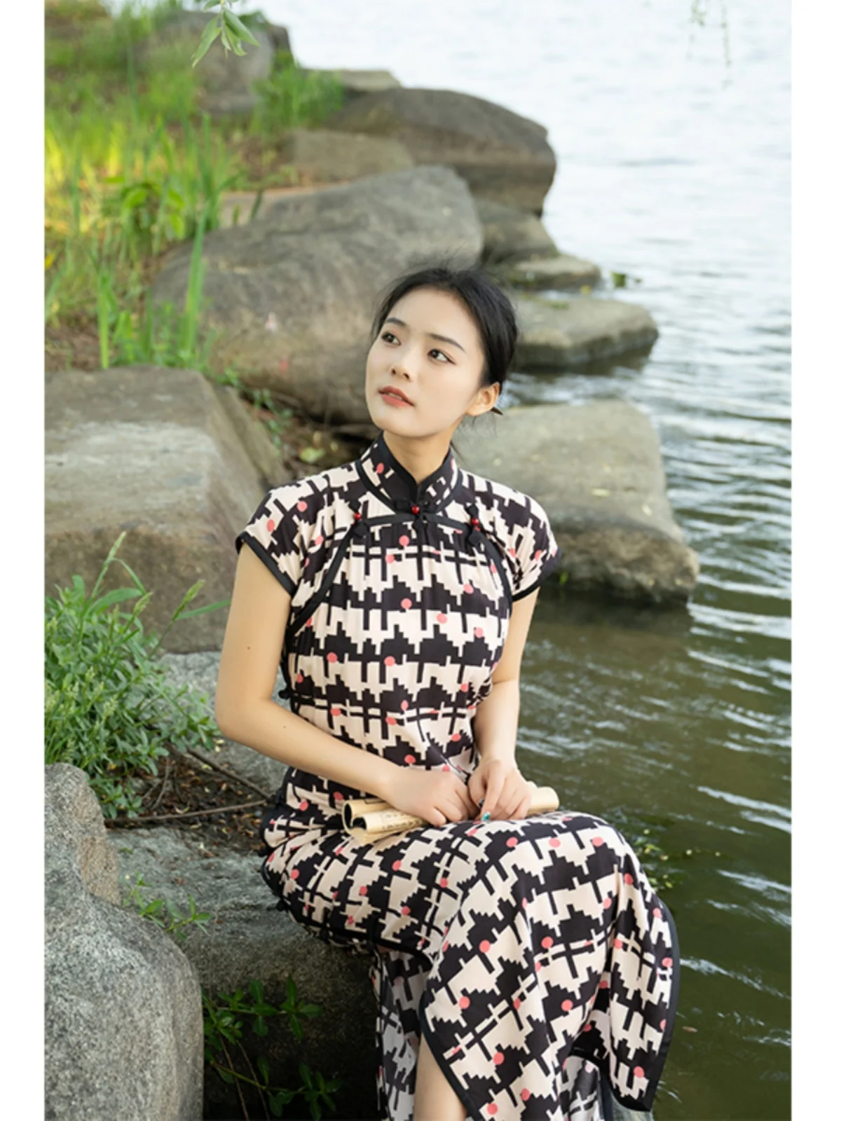 Элегантное винтажное длинное шелковое платье-ципао из тусса с открытыми плечами для женщин
Элегантное винтажное длинное шелковое платье-ципао из тусса с открытыми плечами для женщин