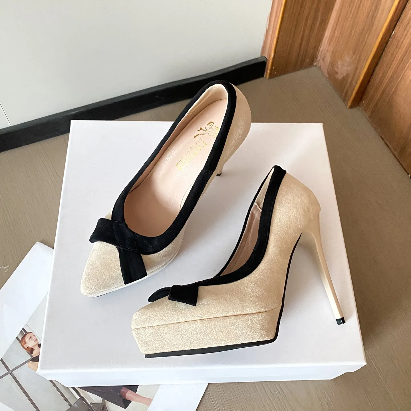 2025 New Platform Super High Heels Dress Shoes Women's Bow Celebrity Small Pointed Toe Stiletto Single Shoe High Heeled Pumps
2025 New Platform Super High Heels Dress Shoes Women's Bow Celebrity Small Pointed Toe Stiletto Single Shoe High Heeled Pumps
