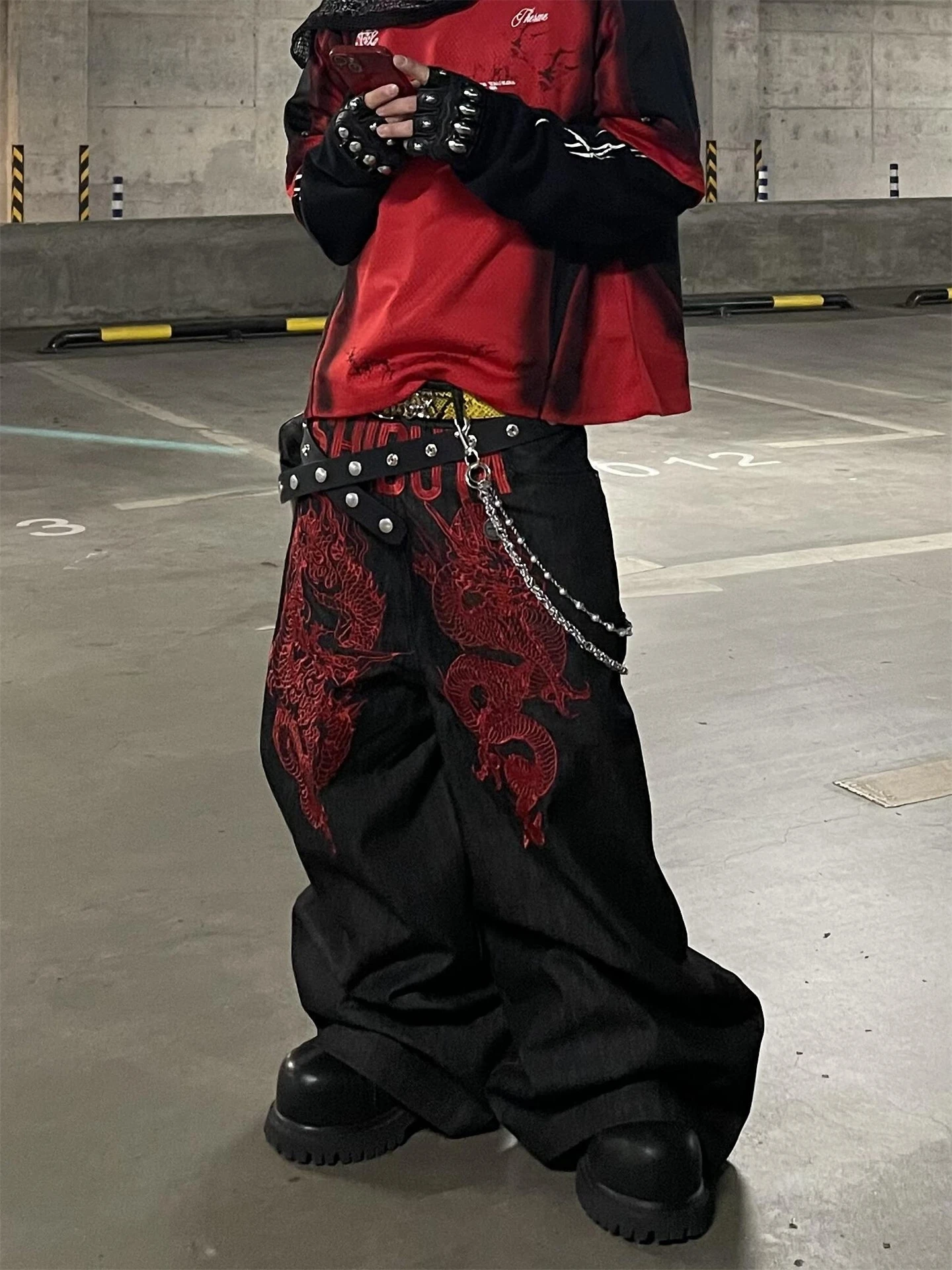 Loose Fit Red Dragon Embroidery Men's Jeans American Design Casual Straight Leg Trousers for Youth Autumn Wear
Loose Fit Red Dragon Embroidery Men's Jeans American Design Casual Straight Leg Trousers for Youth Autumn Wear