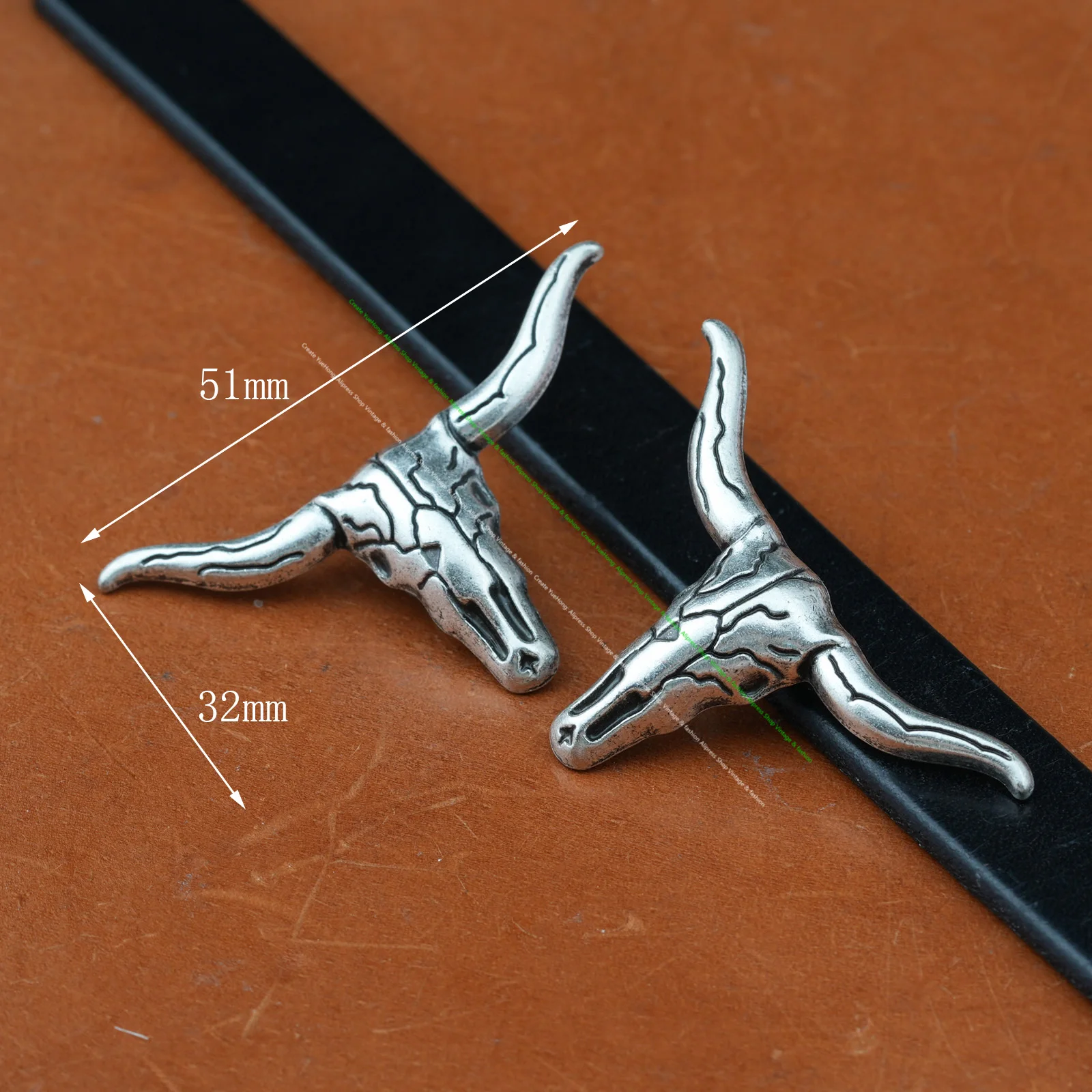 2pcs Quanlity Antique Pure Silver Plating Western Texas Bull Buffalo Longhorn Head Skull Leathercraft Conchos Belt Bag Decor
2pcs Quanlity Antique Pure Silver Plating Western Texas Bull Buffalo Longhorn Head Skull Leathercraft Conchos Belt Bag Decor