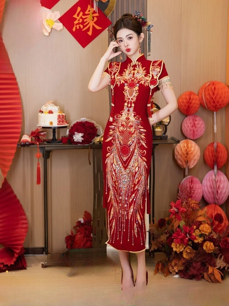 New Chinese-style velvet cheongsam bridal wedding engagement toasting and return home dress
New Chinese-style velvet cheongsam bridal wedding engagement toasting and return home dress