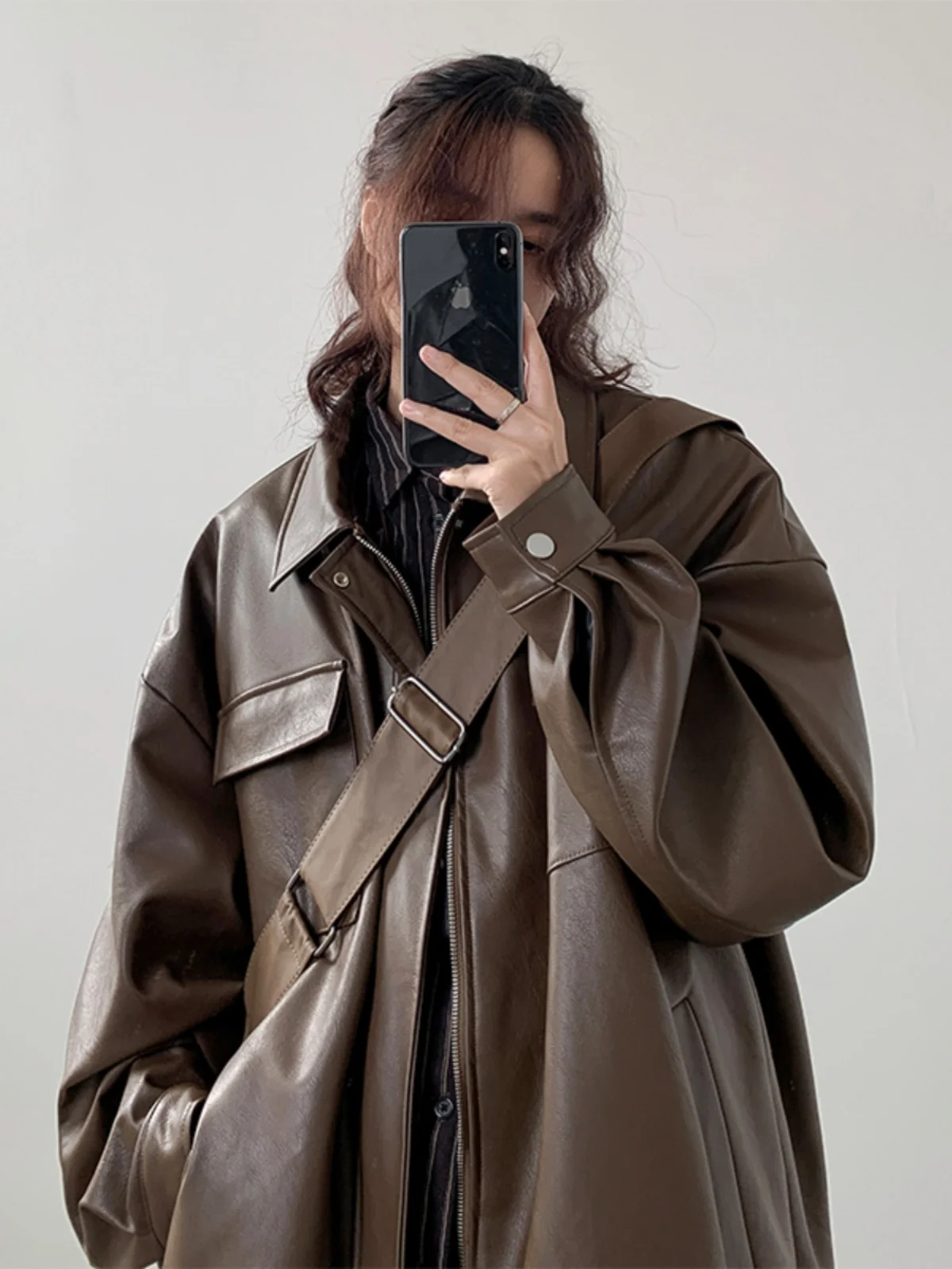 Мужская кожаная куртка Cleanfit коричневого цвета: модная, премиальная, стильная, в американском рабочем стиле, для мотоциклистов и бейсболистов
Мужская кожаная куртка Cleanfit коричневого цвета: модная, премиальная, стильная, в американском рабочем стиле, для мотоциклистов и бейсболистов