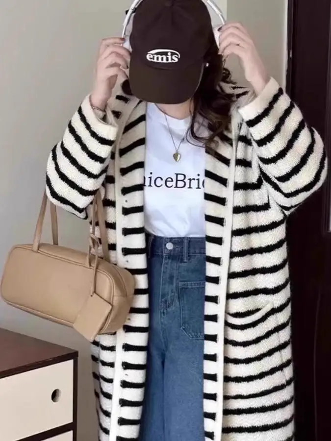 Корейская вязаная кофта в полоску с капюшоном для женщин, осенне-зимняя новинка, премиум-класс, средней длины, с индивидуальным дизайном
Корейская вязаная кофта в полоску с капюшоном для женщин, осенне-зимняя новинка, премиум-класс, средней длины, с индивидуальным дизайном