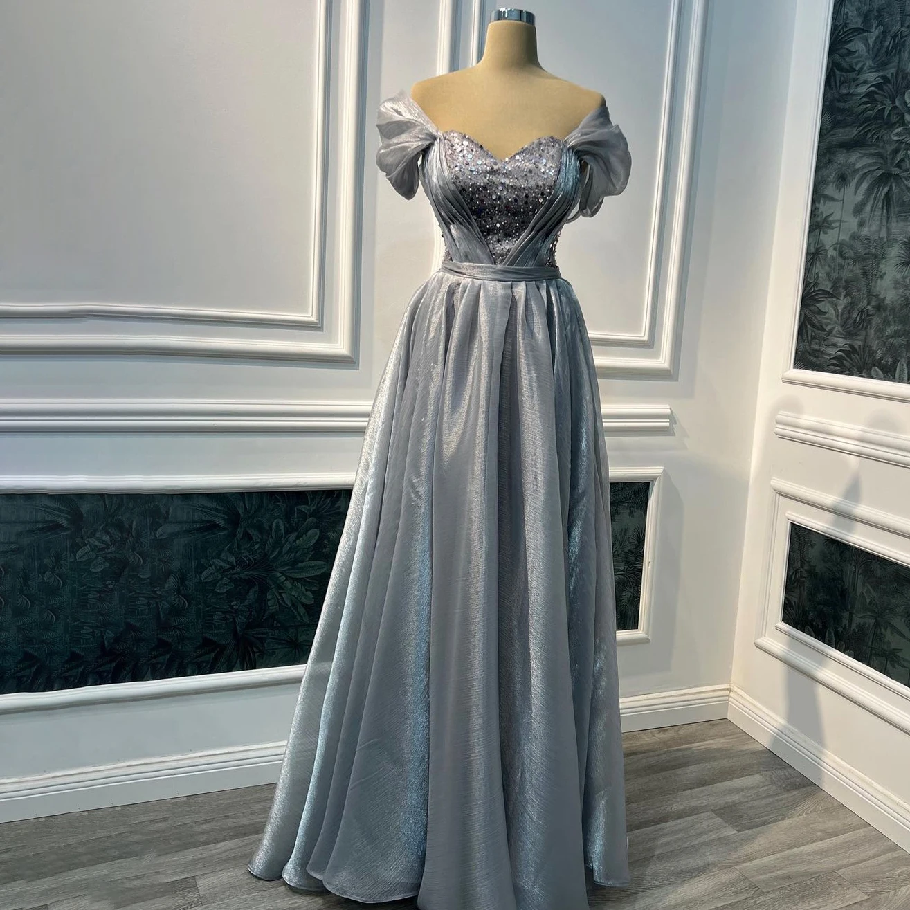 Gray Glitter Formal Prom Dresses Off Shoulder Pearls A-Line Pleats Backless Evening Dress Lace Up Bow Floor Length Party Gowns
Gray Glitter Formal Prom Dresses Off Shoulder Pearls A-Line Pleats Backless Evening Dress Lace Up Bow Floor Length Party Gowns