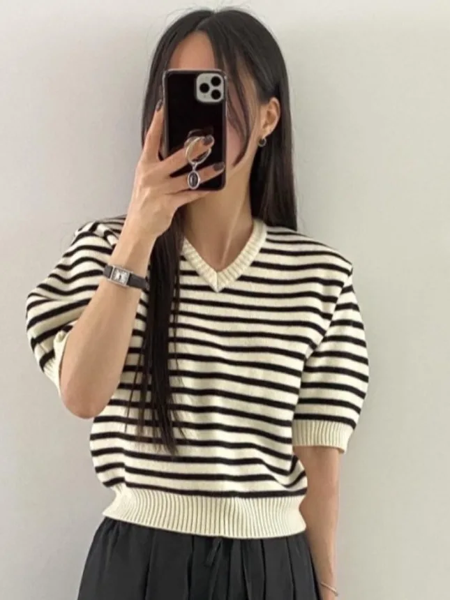Retro V-Ne Color Blo Stripe ort Sve Knitted Sweater Spring Summer New Sle Casual Versatile Soft Comfortable Top
Retro V-Ne Color Blo Stripe ort Sve Knitted Sweater Spring Summer New Sle Casual Versatile Soft Comfortable Top