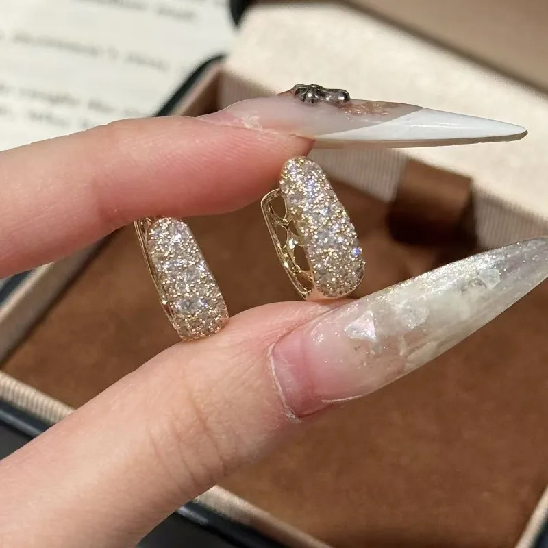 Shaped with Zircon Ear Buckles, Super Flash Light Luxury, High-end Design Earrings, Geometric Exquisite and Versatile Commuter E
Shaped with Zircon Ear Buckles, Super Flash Light Luxury, High-end Design Earrings, Geometric Exquisite and Versatile Commuter E